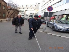 slijepa osoba sa instruktorom za mobilitet