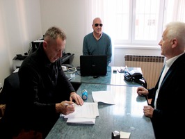 Snimak potpisivanja sporazuma, rukuju se potpisnici