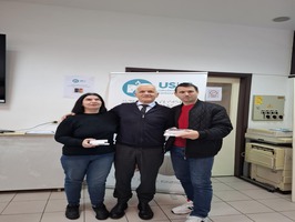 Snimak direktora i dva člana Udruženja prilikom preuzimanja mobitela