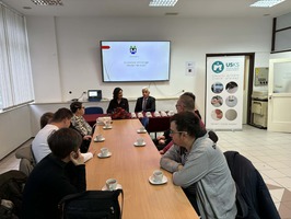 Snimak članova prilokom dodjele mobitela sa zamjenicom gradonačelnika Mirelom Dzehverović