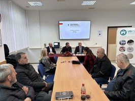 Snimak učesnika dodjele mobitela i ministra Adnana Delića