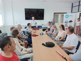 Snimak članova Udruženja, na ceremoniji dodjele 14 mobitela obezbijeđenih preko projekta sa Gradom SArajevo 
